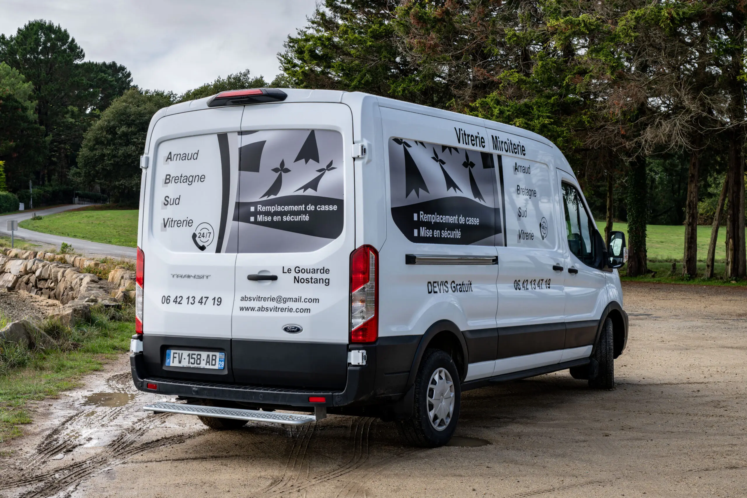 Le véhicule d'intervention d'ABS Vitrerie, artisan vitrier-miroitier pour le dépannage 24/7 et la pose dans tout le Morbihan.