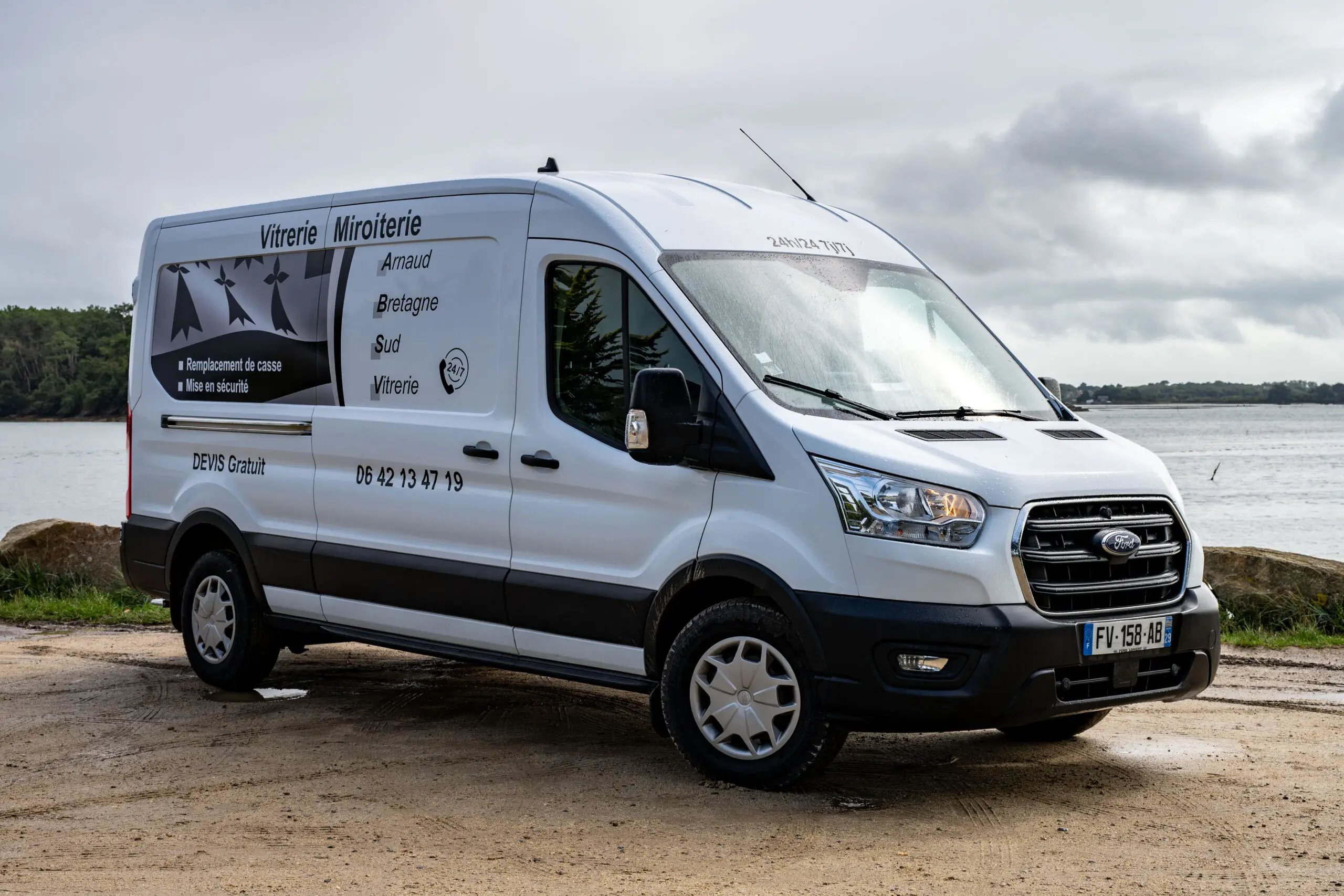 Le véhicule d'intervention d'ABS Vitrerie, artisan vitrier-miroitier pour le dépannage 24/7 et la pose dans tout le Morbihan.