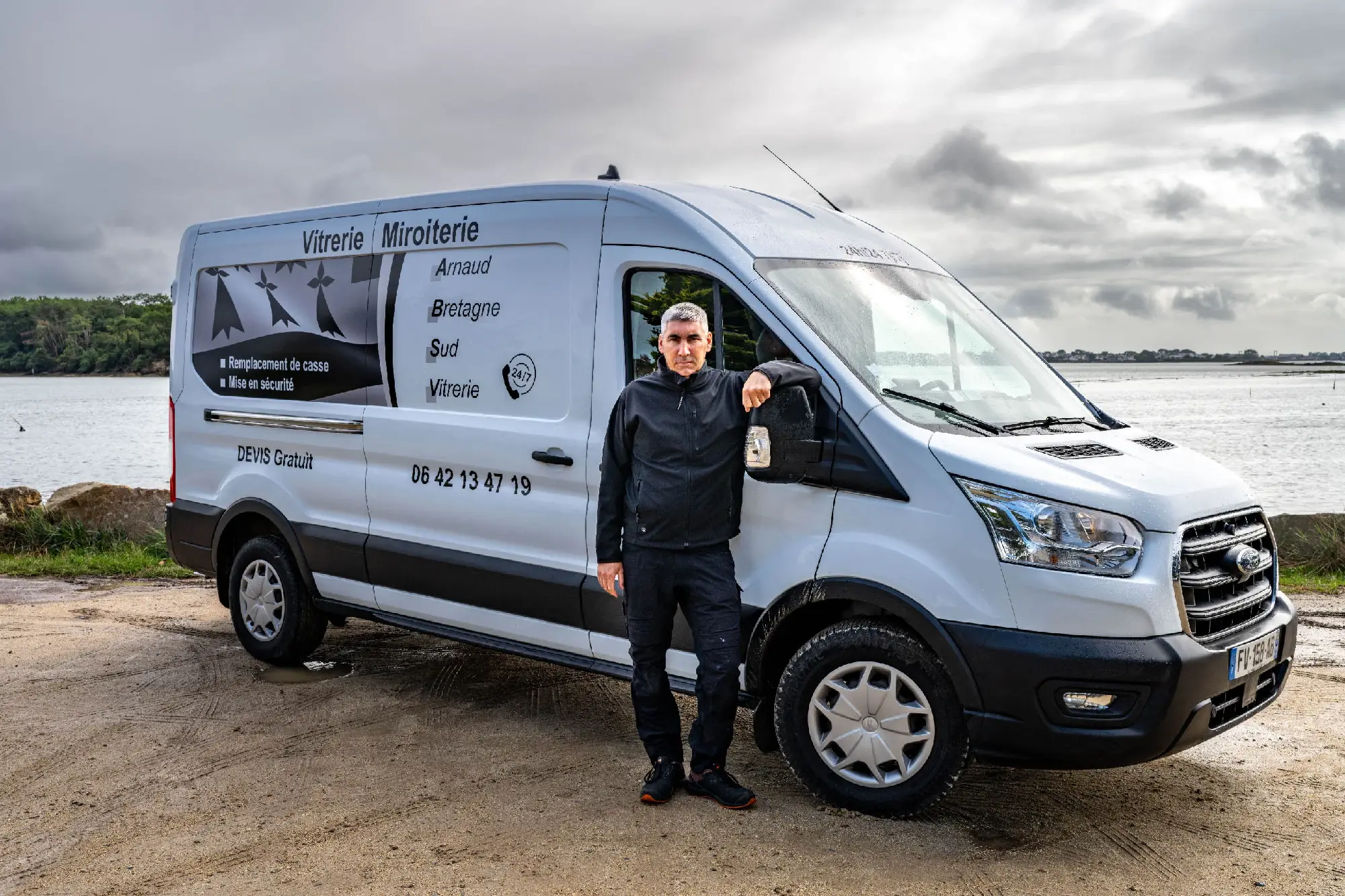 Arnaud Hervo, votre artisan vitrier-menuisier et fondateur d'ABS Vitrerie, devant son véhicule d'intervention dans le Morbihan.